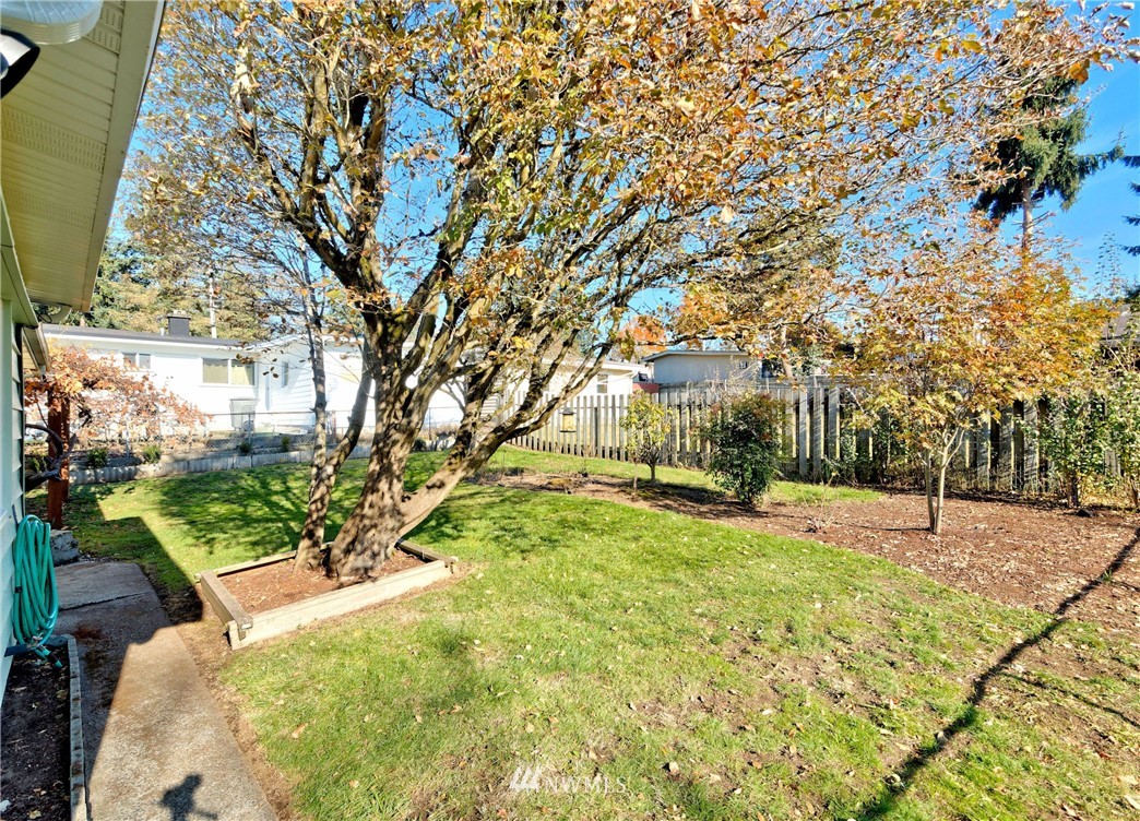2189 Northeast 9th Place Renton, WA 98056 - Photo 18 of 21 a view of back yard of the house