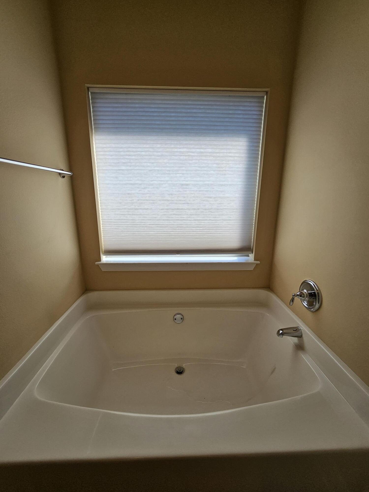 660 Red Fern Road Crestview, FL 32536 - Photo 14 of 22 a bathroom with a bathtub