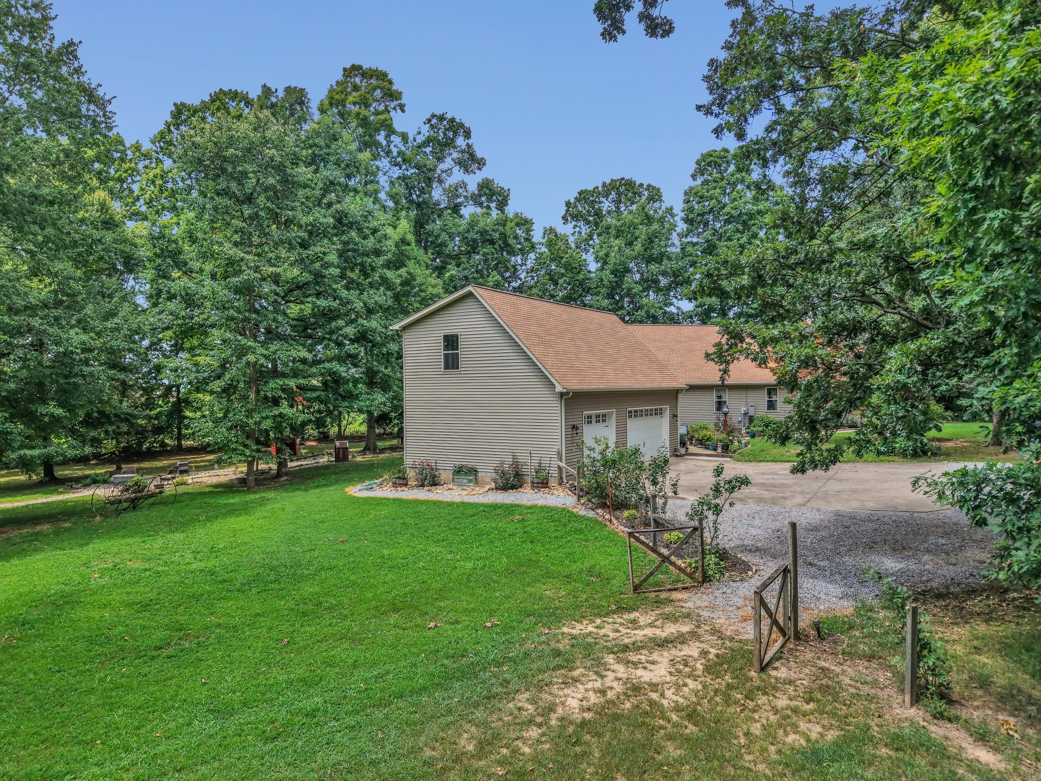 7197 Highland Road Portland, TN 37148 - Photo 67 of 92 a backyard of a house with table and chairs