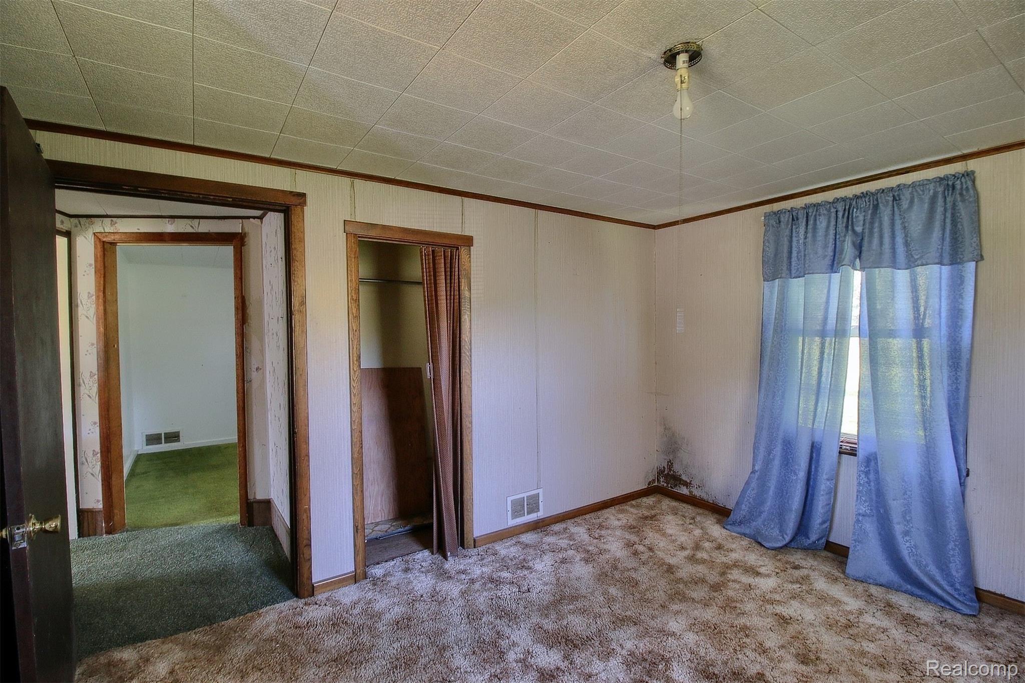 29225 Grix Road New Boston, MI 48164 - Photo 21 of 33 21-Master Bedroom 2nd View.jpg