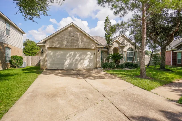 a front view of house with yard