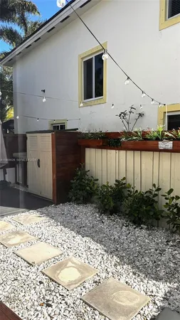 a view of a house with backyard and garden