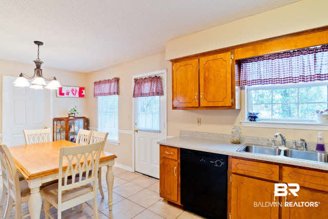 402 Oakleigh Circle Foley, AL 36535 - Photo 14 of 17 This spacious kitchen/ dining room allows for people to be cooking while others are eating, playing cards, etc.