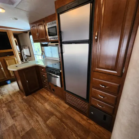 a view of a backyard with white house