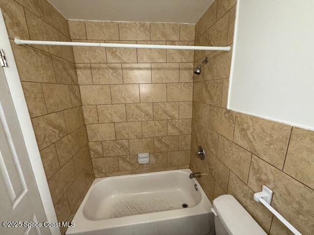 809 Poplar Lane Melbourne, FL 32901 - Photo 20 of 21 a bathroom with a bathtub