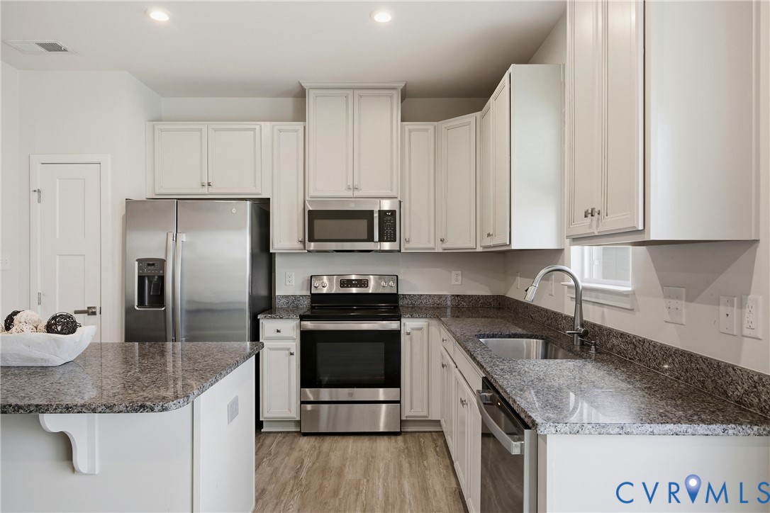 4124 Jefferson Rdg Drive Midlothian, VA 23112 - Photo 12 of 43 Kitchen featuring stainless steel appliances, whit