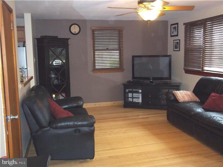 128 New Road Horsham, PA 19044 - Photo 2 of 14 Living Room