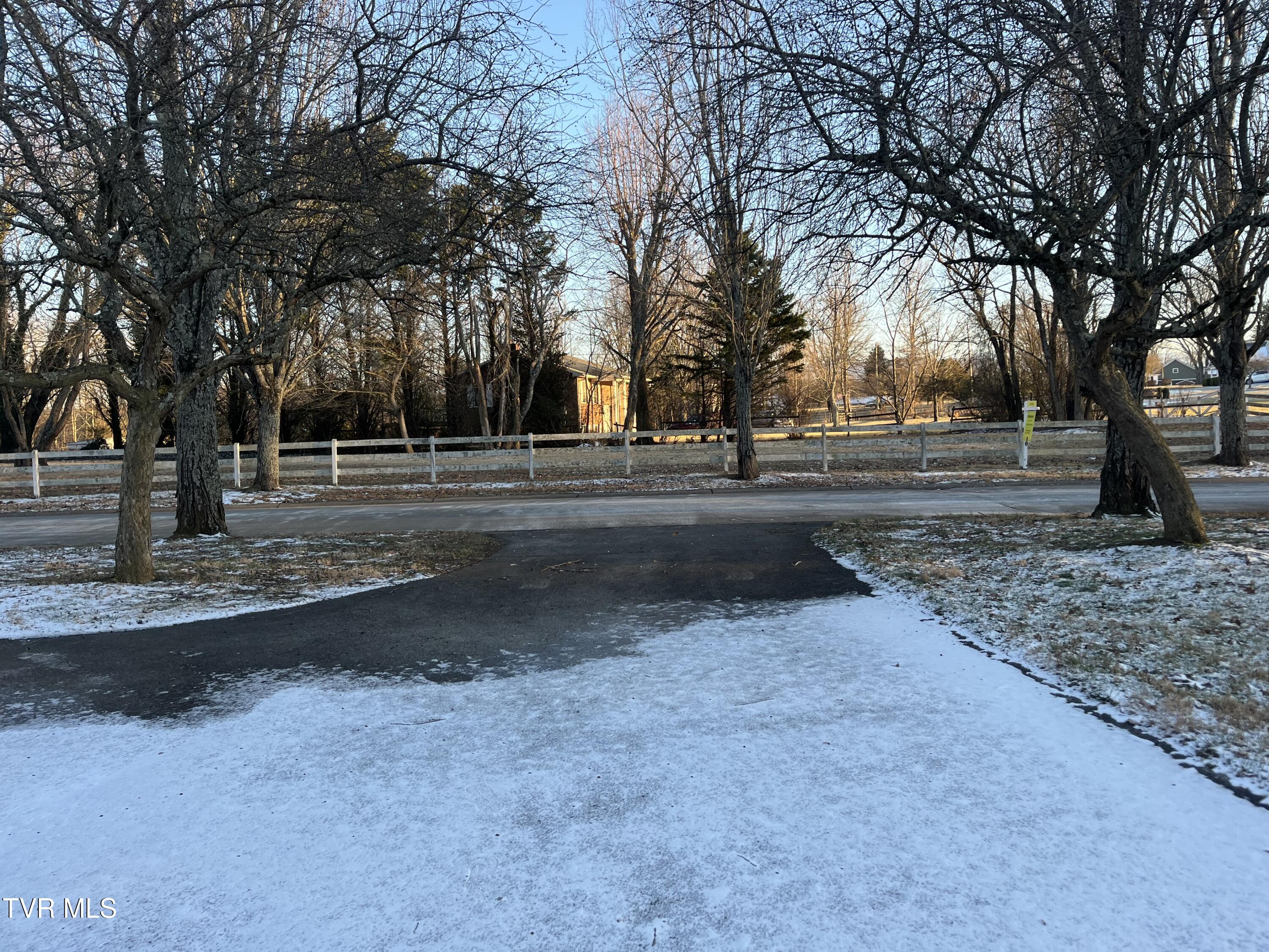 101 Lexington Court, Unit 13 Greeneville, TN 37745 - Photo 6 of 12 IMG_3763