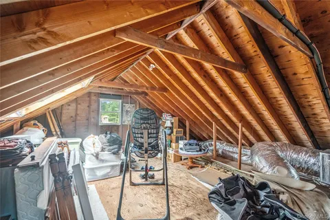 a view of entryway with patio