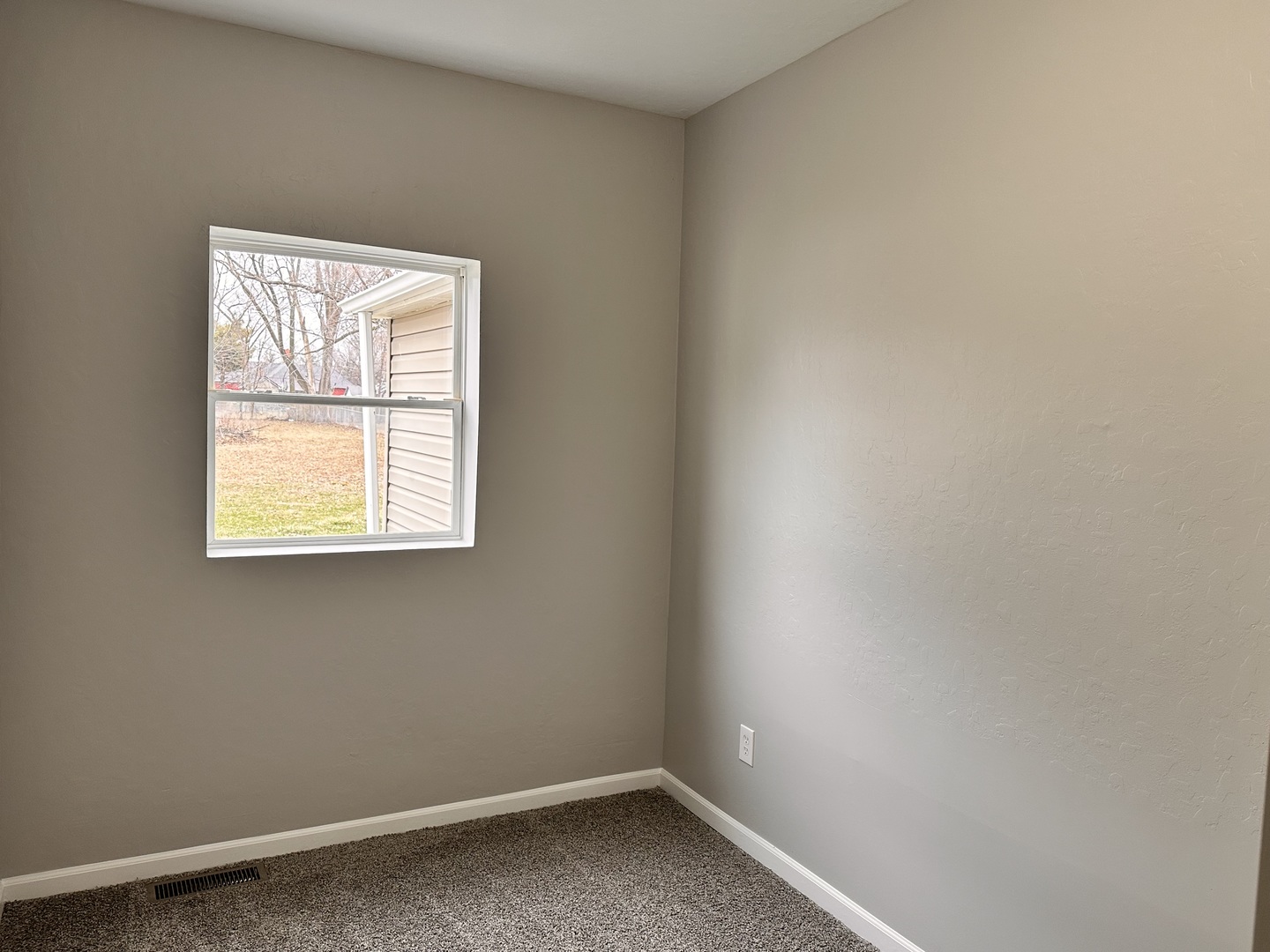 920 Hall Street Streator, IL 61364 - Photo 14 of 19 an empty room with a window