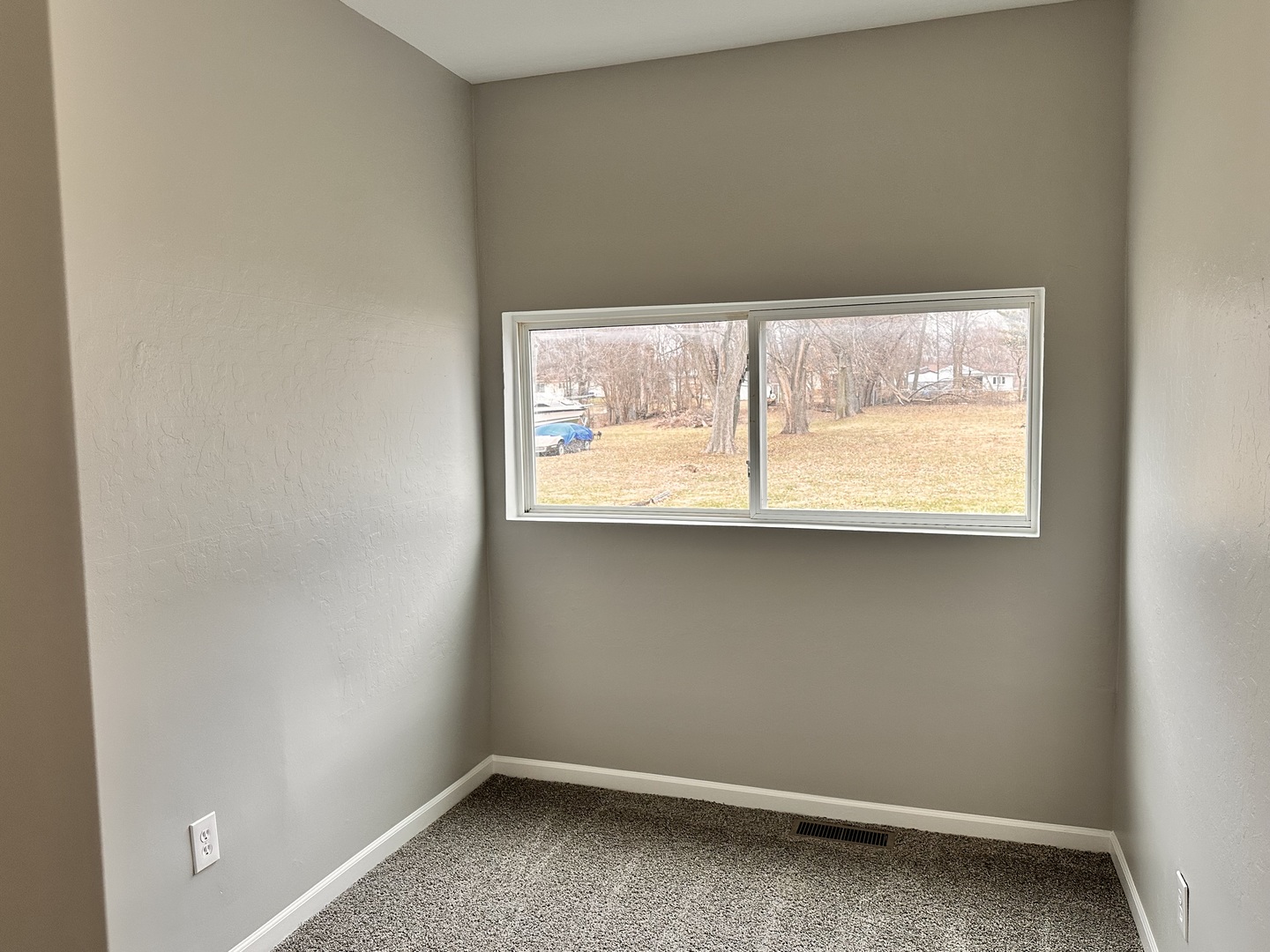 920 Hall Street Streator, IL 61364 - Photo 15 of 19 an empty room with a window