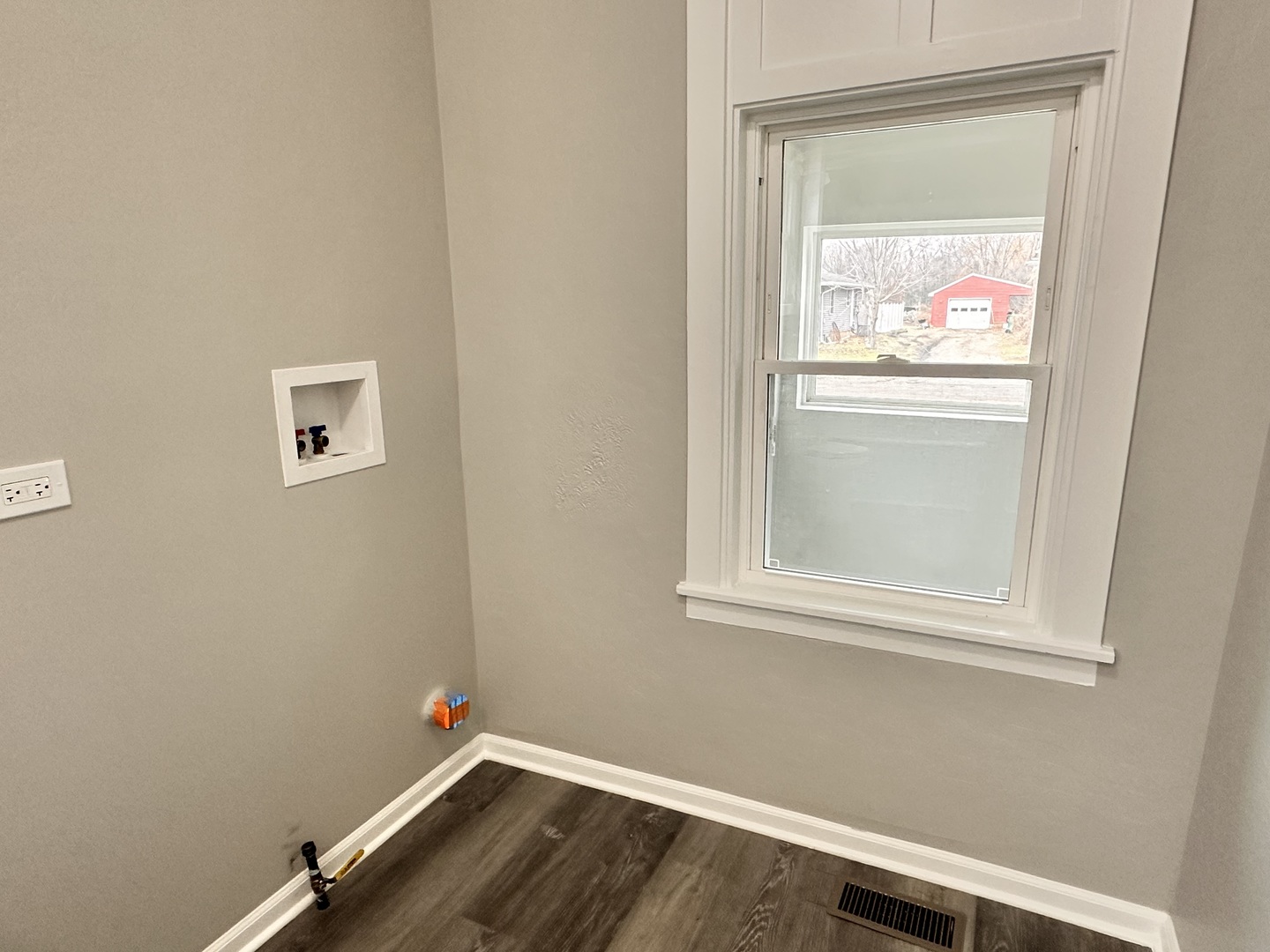 920 Hall Street Streator, IL 61364 - Photo 17 of 19 a room with a window