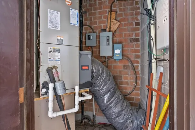 a view of entryway with livingroom