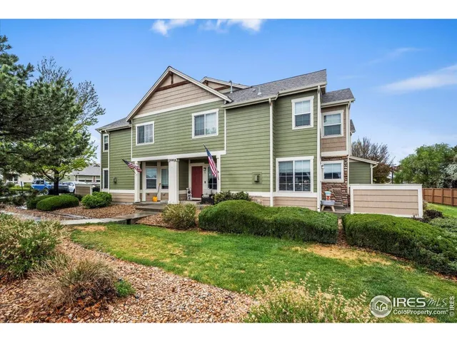 a view of house with a yard