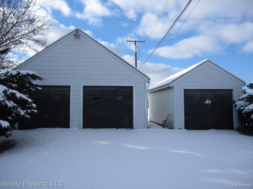 29030 Smith Road Romulus, MI 48174 - Photo 2 of 3 garages