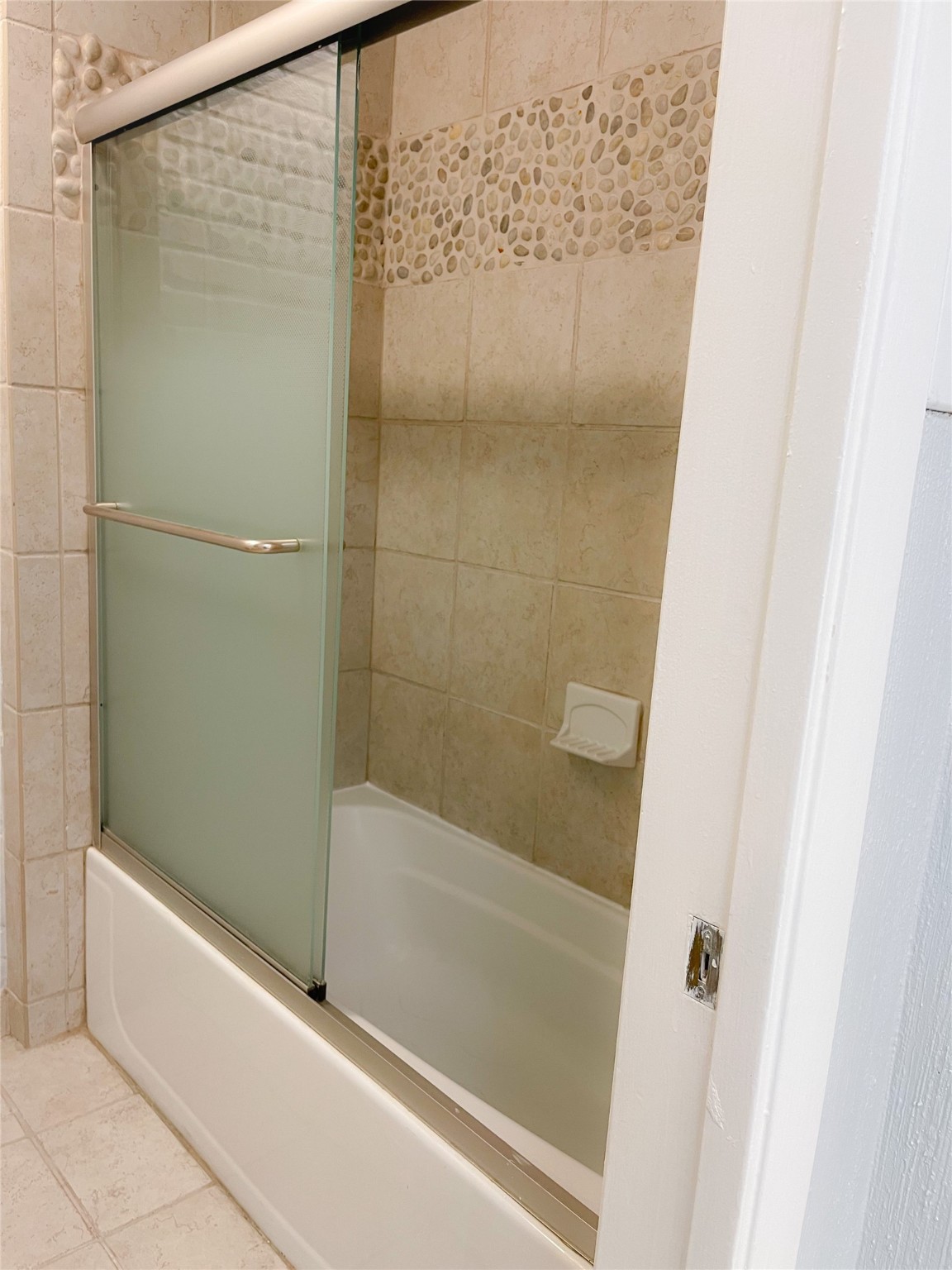 2744 Briarhurst Drive, Unit 50 Houston, TX 77057 - Photo 19 of 23 a bathroom with a bathtub