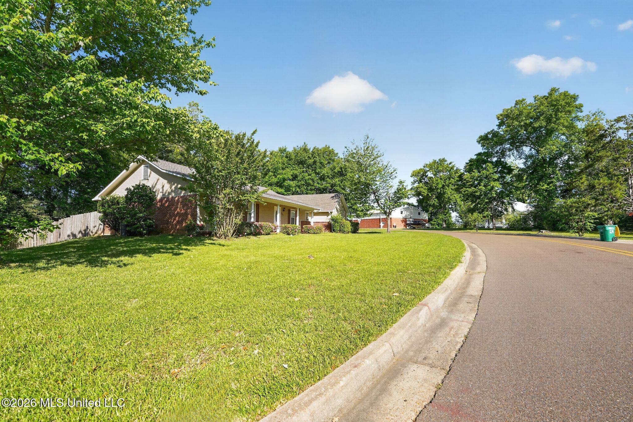 147 Sunnycrest Drive Ridgeland, MS 39157 - Photo 2 of 40 05_147_Sunnycrest_Dr_Ridgeland_MS_39157_
