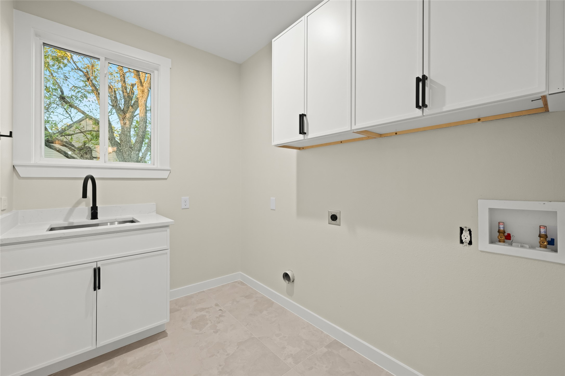 901 Redd Street Austin, TX 78745 - Photo 26 of 29 Laundry Room