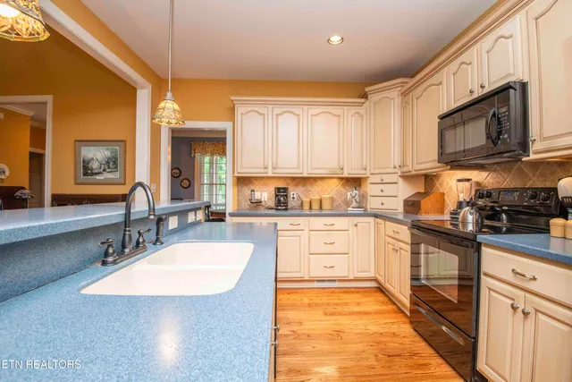 $659,000 | 308 Tahlequah Drive, Loudon, TN 37774