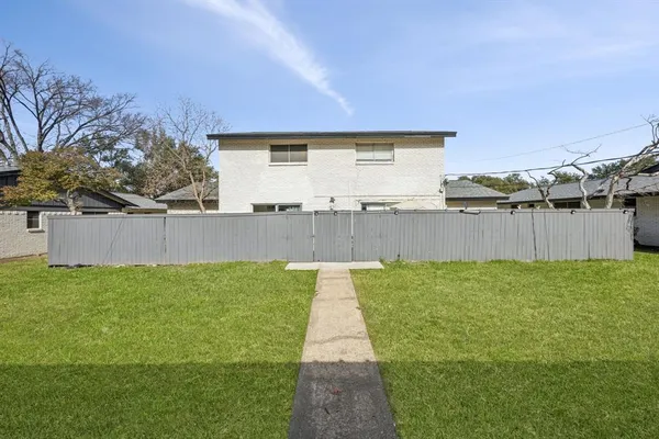 a view of a backyard