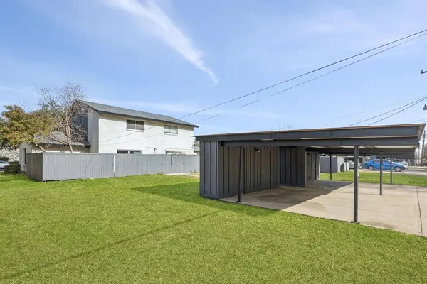 a view of a backyard