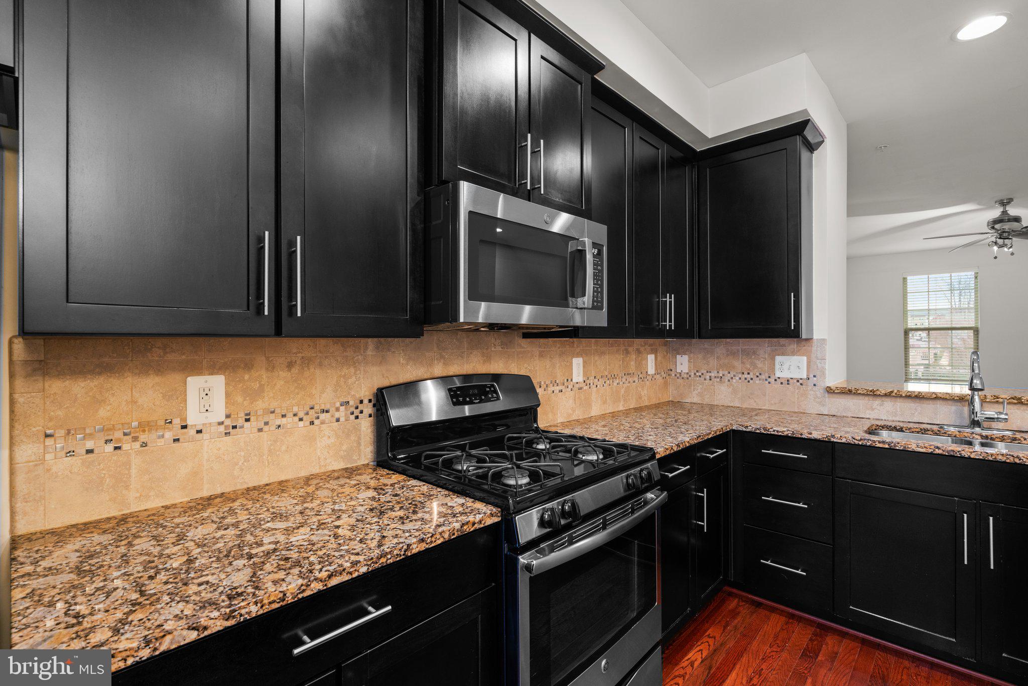 7345 Old Calvary Road Hanover, MD 21076 - Photo 5 of 44 42" cabinets and granite counters