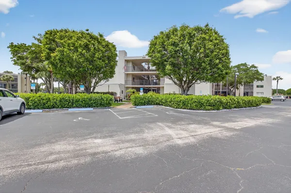 $210,000 | 5100 Las Verdes Circle, Unit 215, Delray Beach, FL 33484