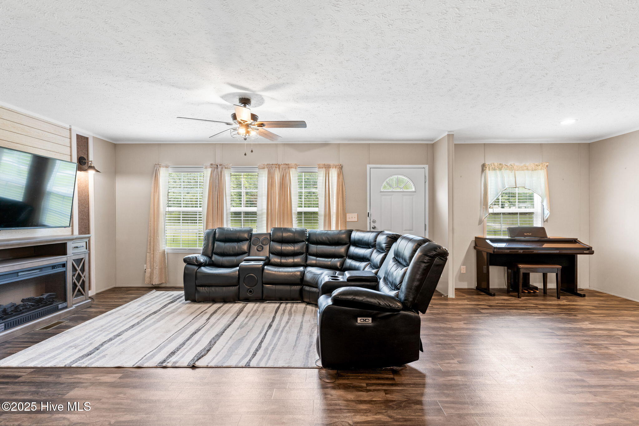 546 Pond Road Rocky Point, NC 28457 - Photo 13 of 48 Living room