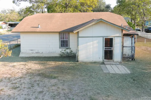 $129,000 | 732 East Mesquite Street, Uvalde, TX 78801