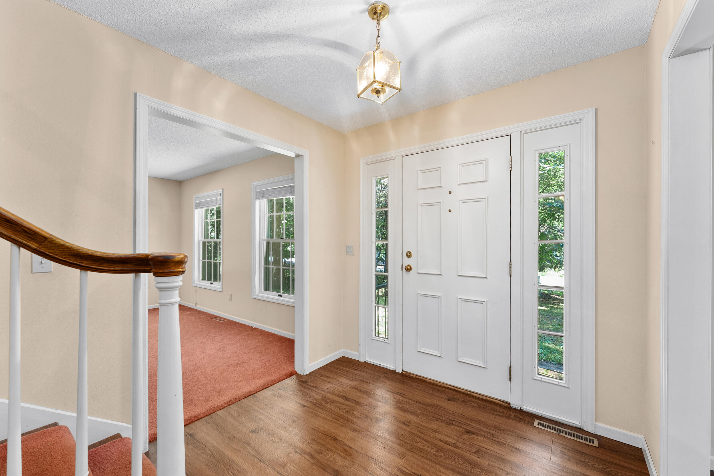 137 Canterbury Road Washington, WI 54701 - Photo 7 of 40 Foyer to Living Room