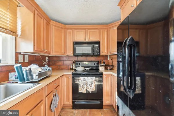 $2,900 | 327 East 9th Avenue, Conshohocken, PA 19428