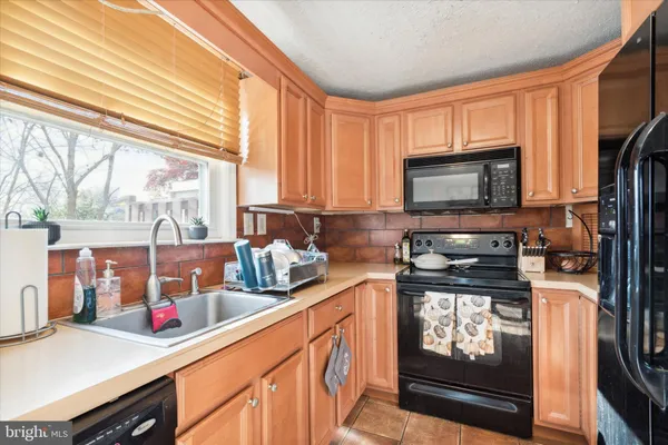 $2,900 | 327 East 9th Avenue, Conshohocken, PA 19428