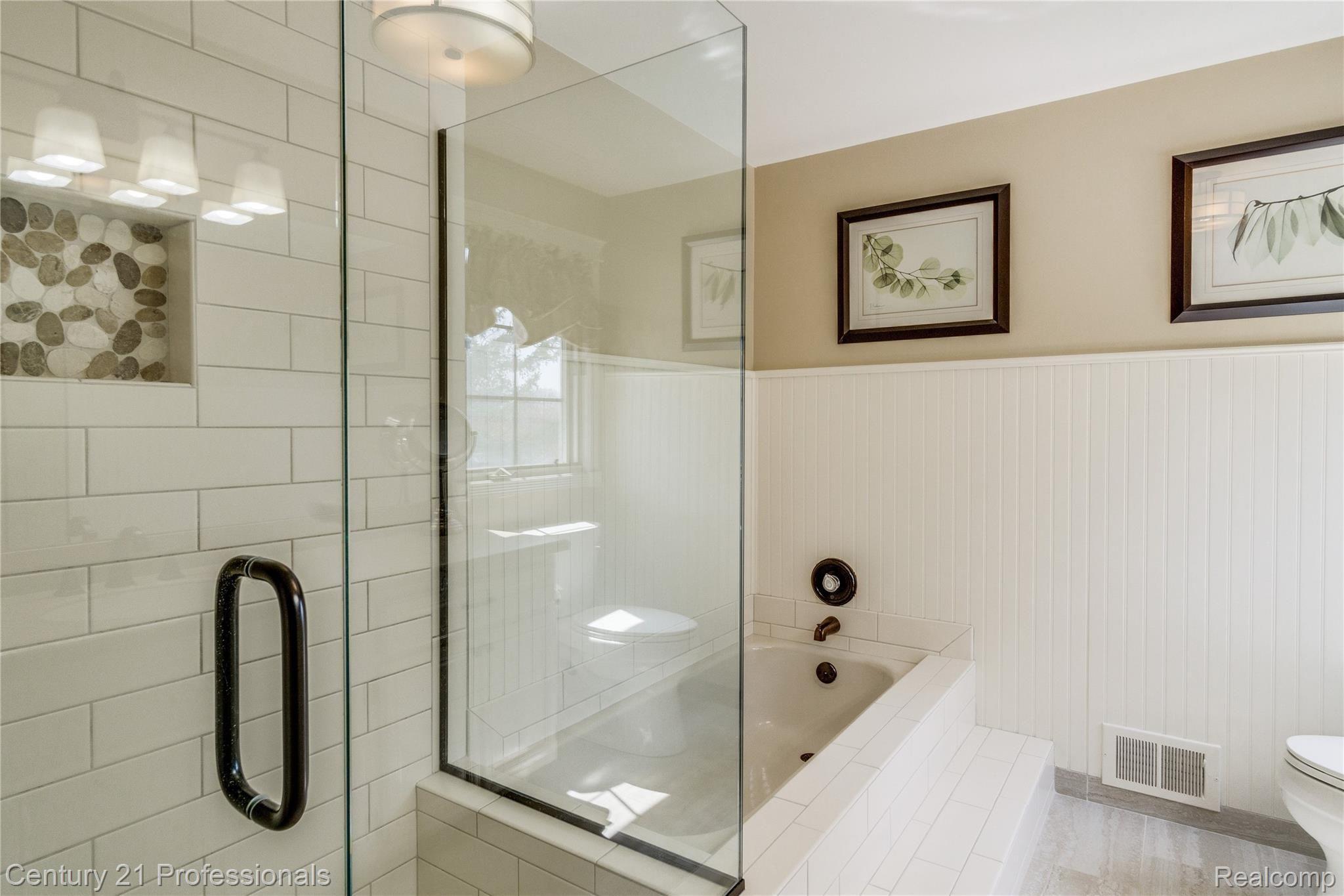 571 Augusta Drive Rochester, MI 48309 - Photo 21 of 42 Master Shower