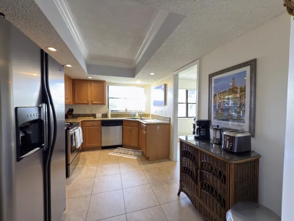 $2,500 | 700 Uno Lago Drive, Unit 305, Juno Beach, FL 33408