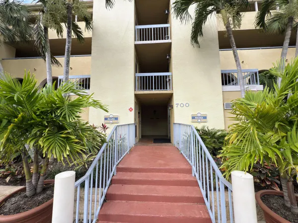 $2,500 | 700 Uno Lago Drive, Unit 305, Juno Beach, FL 33408