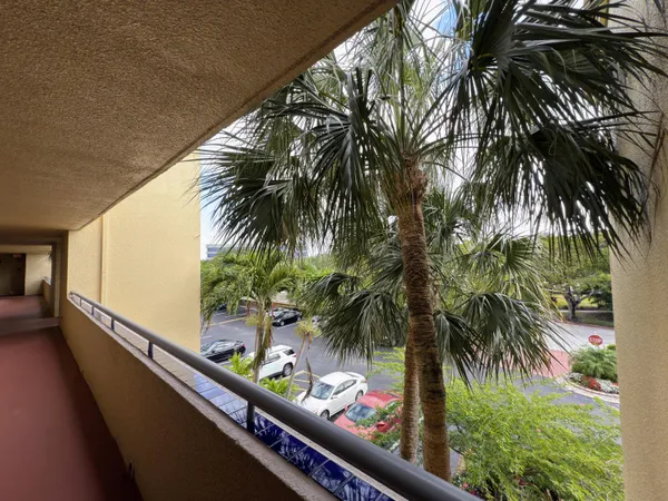 $2,500 | 700 Uno Lago Drive, Unit 305, Juno Beach, FL 33408