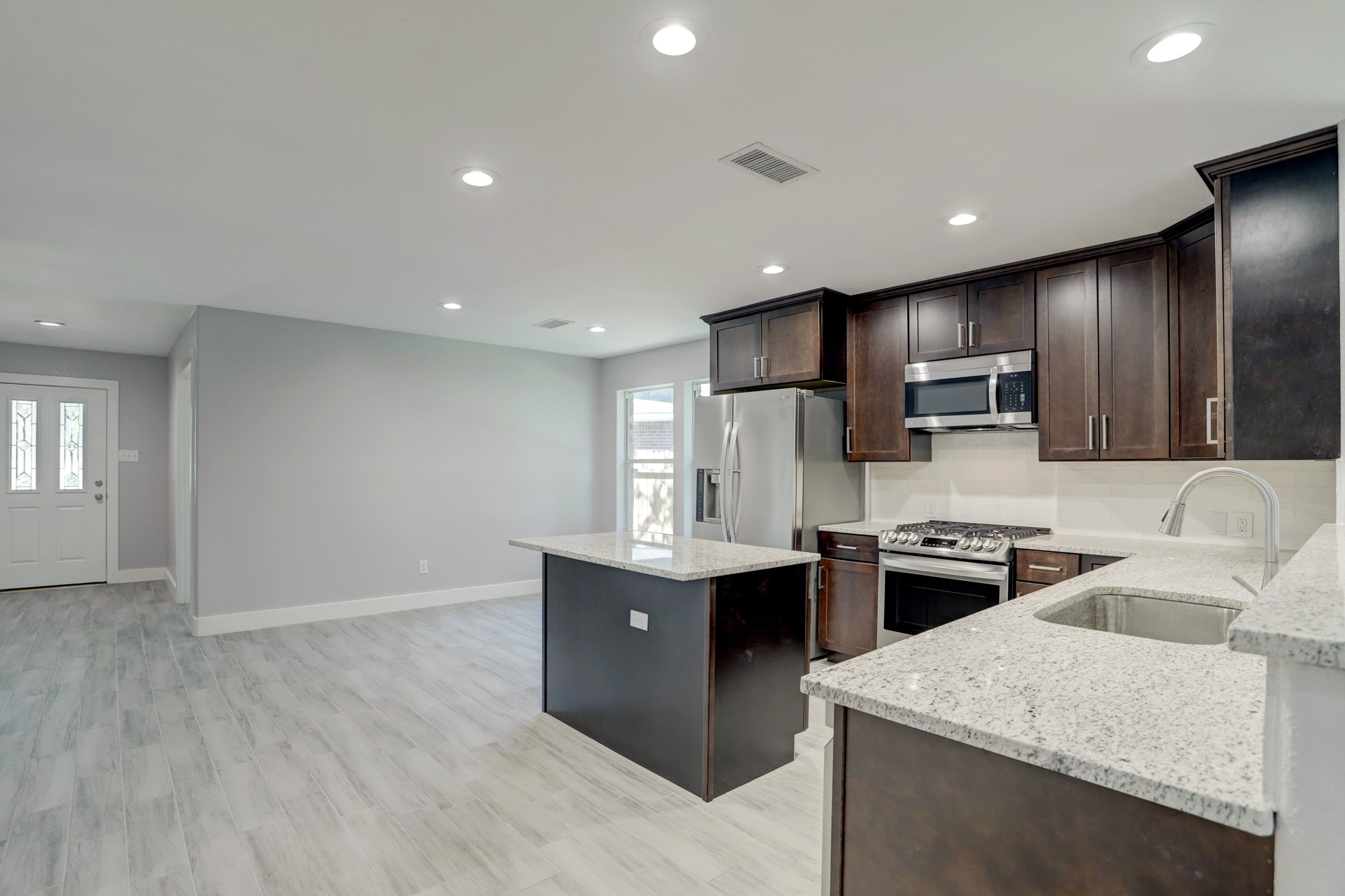 6 South Bristol Gate Place Spring, TX 77380 - Photo 11 of 33