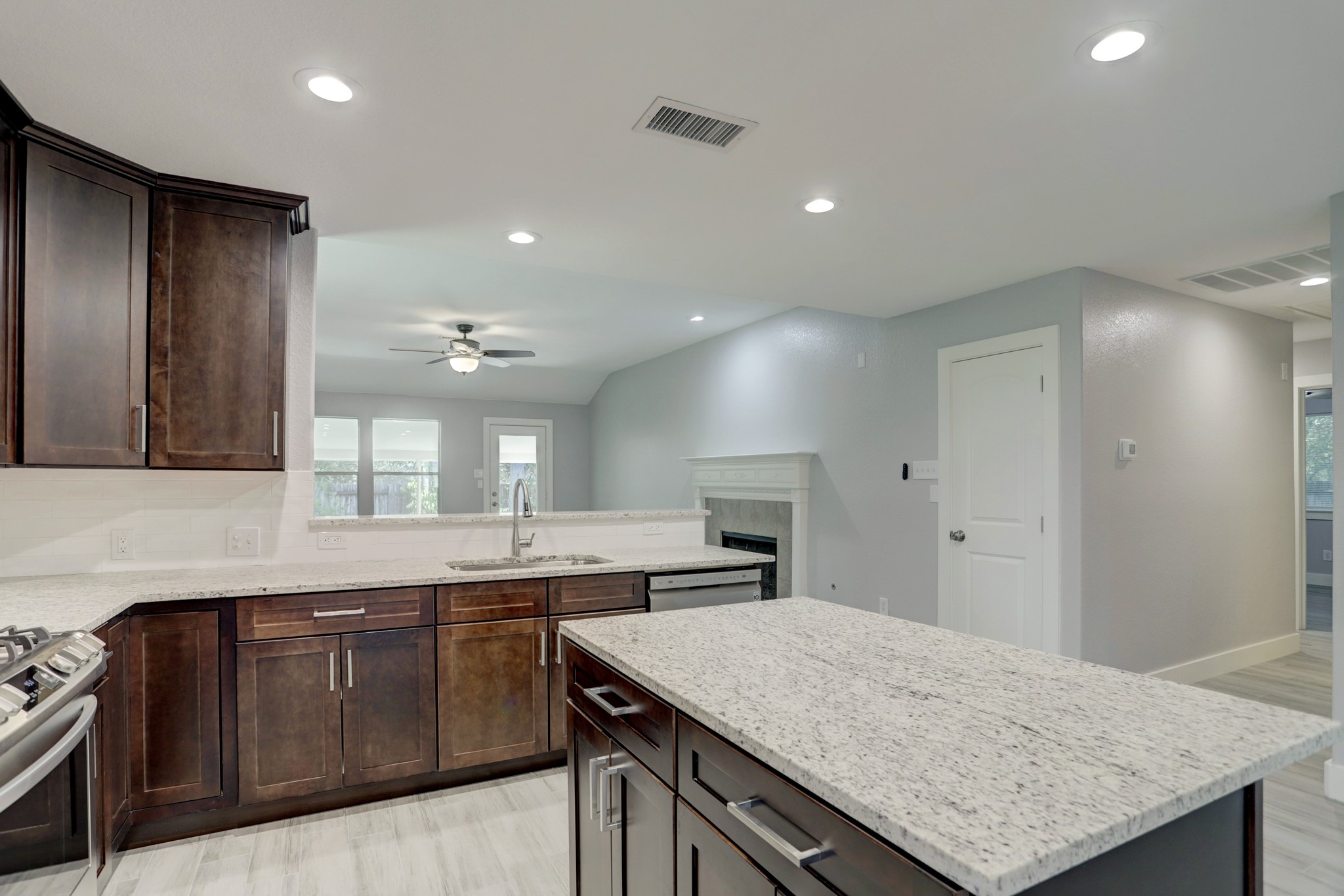 6 South Bristol Gate Place Spring, TX 77380 - Photo 14 of 33