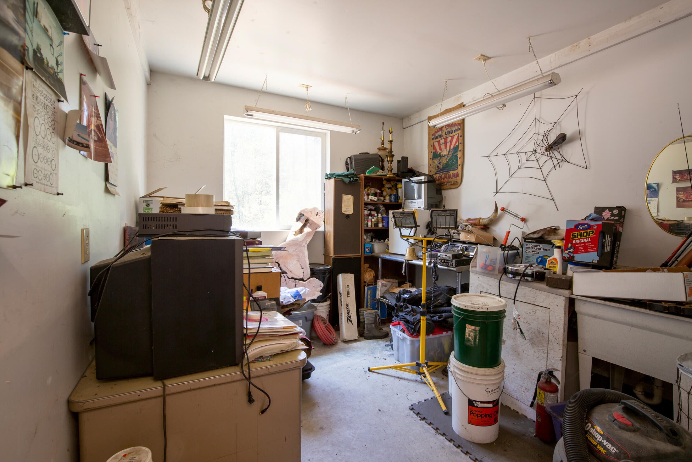 1750 East Fork Road Williams, OR 97544 - Photo 21 of 31 Office area in Shop Garage