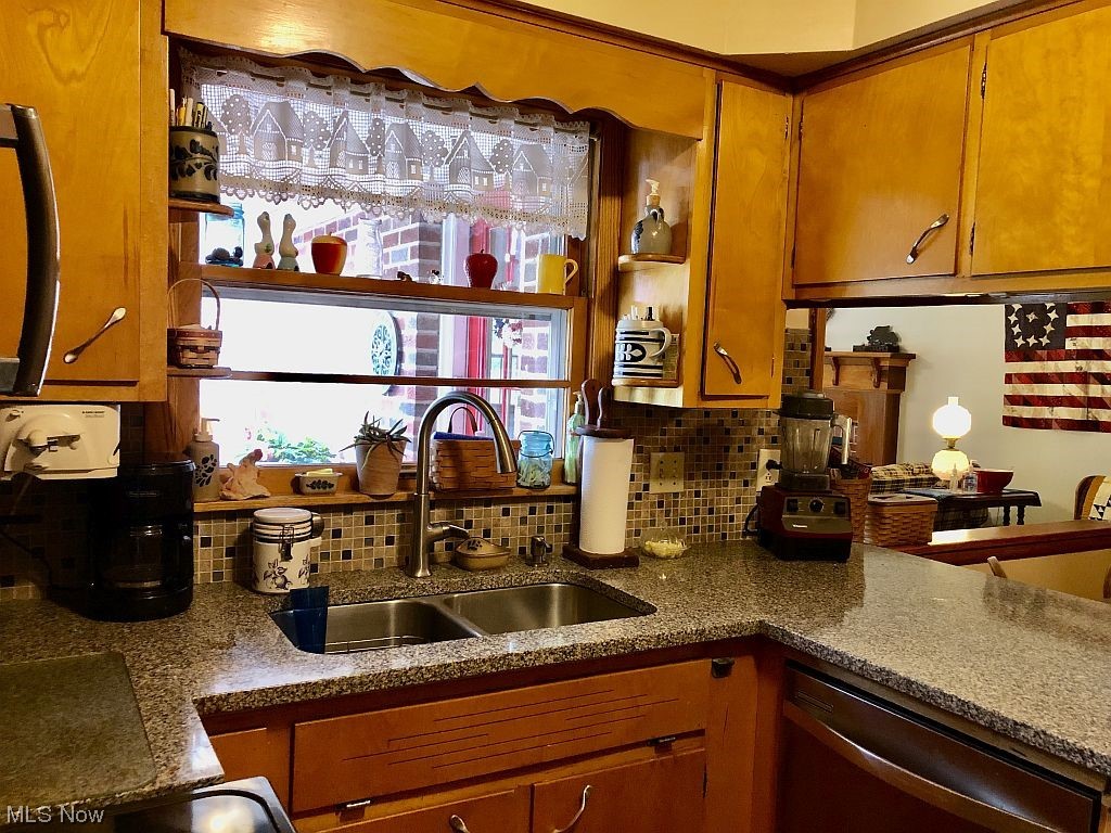 1934 Conwill Road Stow, OH 44224 - Photo 5 of 32 Kitchen window above double stainless steel sink.