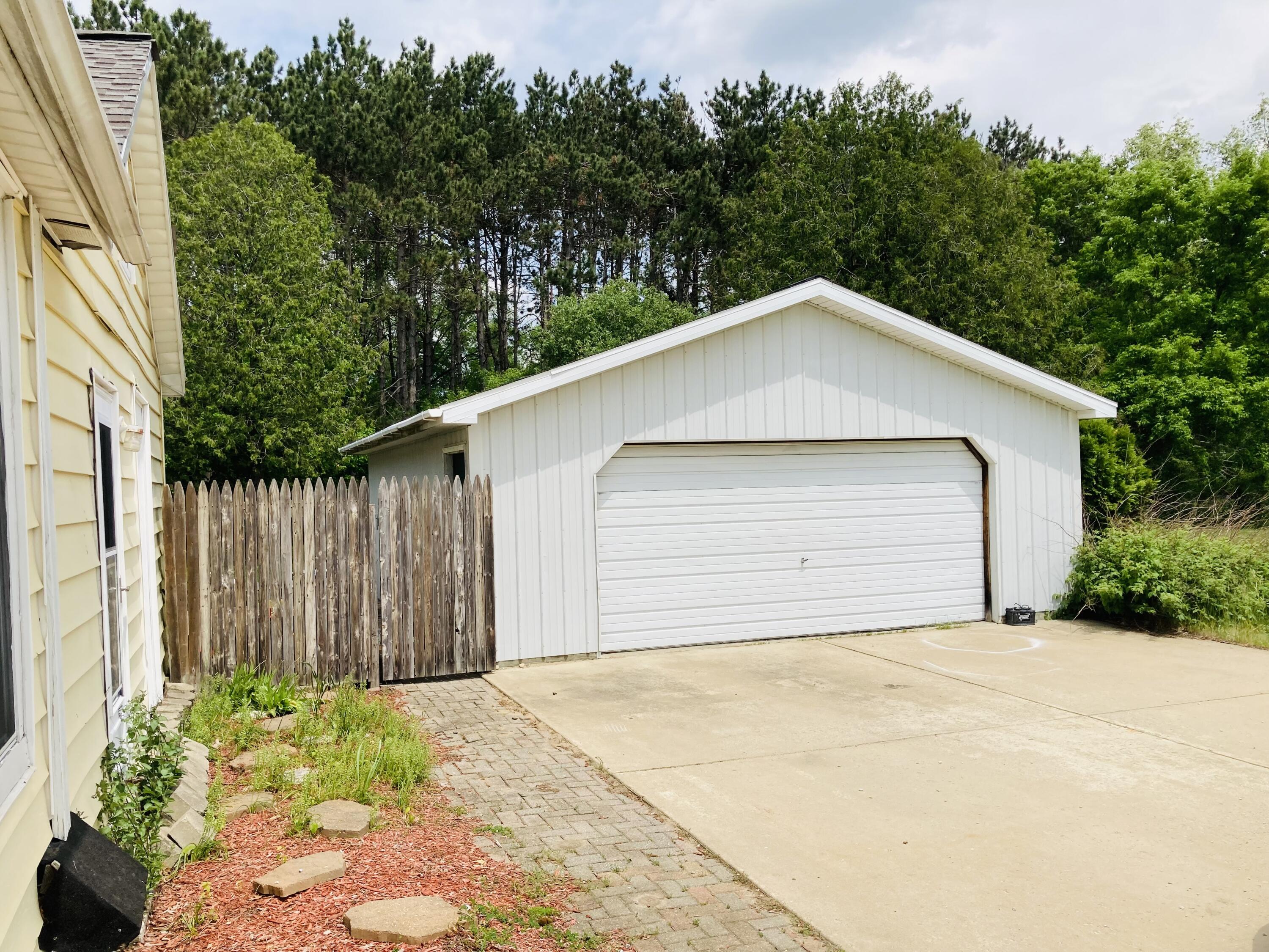 512 East Church Avenue Reed City, MI 49677 - Photo 3 of 32 Garage