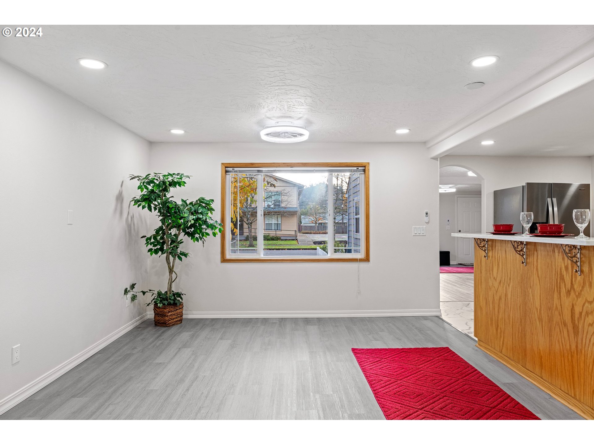 1356 D Street Springfield, OR 97477 - Photo 22 of 45 a living room with hardwood floor and a potted plant