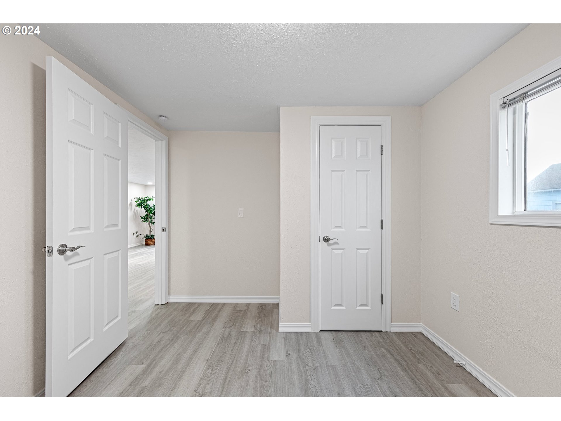 1356 D Street Springfield, OR 97477 - Photo 27 of 45 an empty room with wooden floor and windows