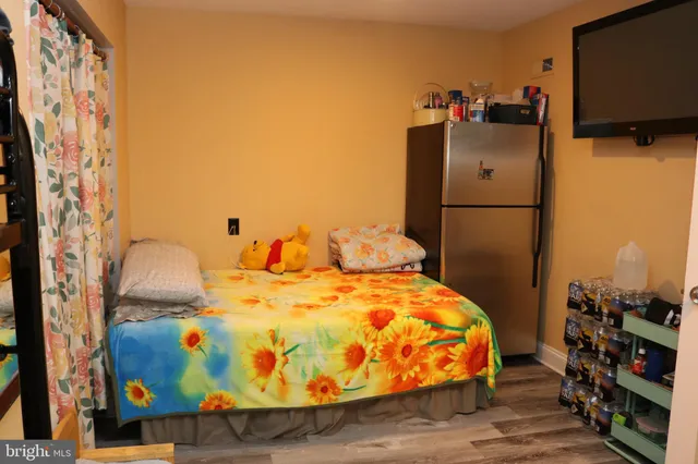 a bed room with two bed and a lamp