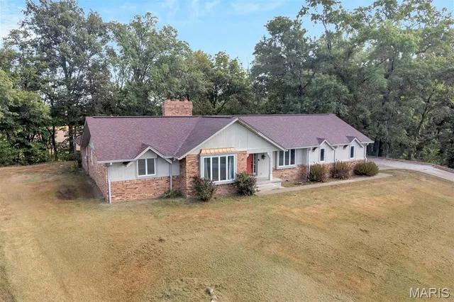 $345,000 | 10675 Buckingham Court, Breese, IL 62230