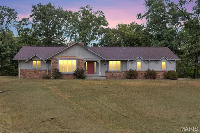 $345,000 | 10675 Buckingham Court, Breese, IL 62230