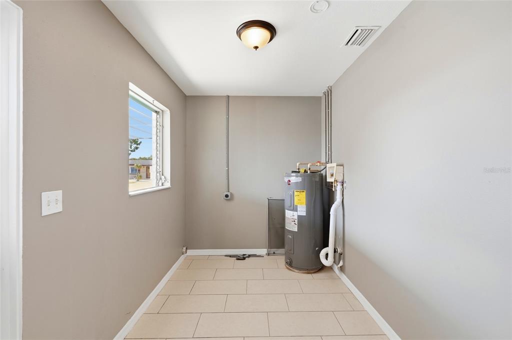 363 Glen Oak Road Venice, FL 34293 - Photo 47 of 53 a view of an empty room with a window