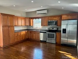 $2,600 | 204 Vanderbilt Avenue, Brentwood, NY 11717