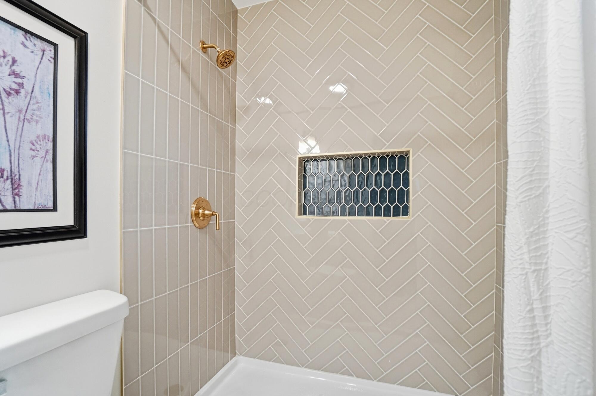 4455 Kenfield Road Columbus, OH 43224 - Photo 21 of 44 Primary Ensuite Bathroom