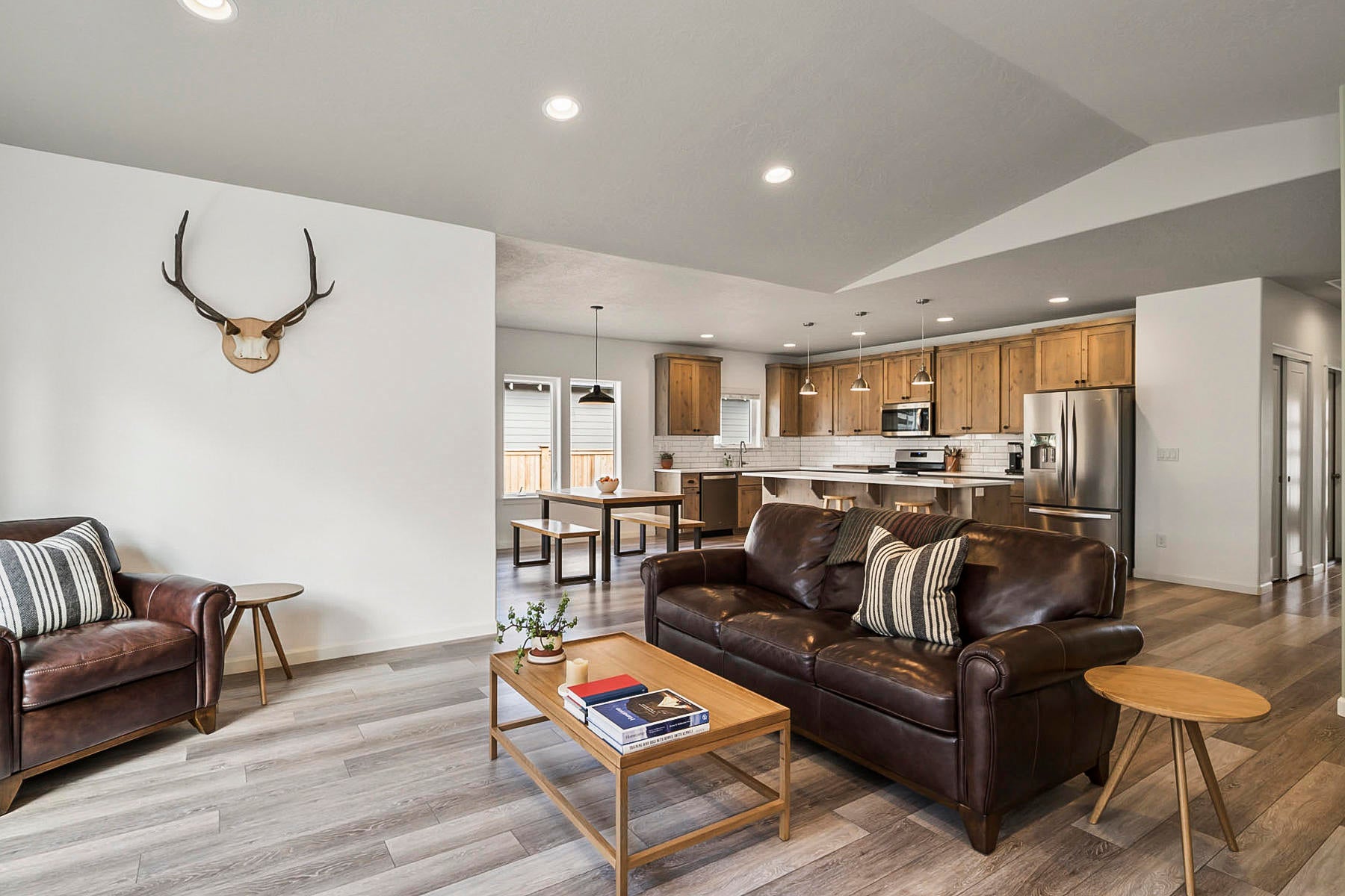 723 Northwest Rimrock Drive Redmond, OR 97756 - Photo 21 of 35 Great Room